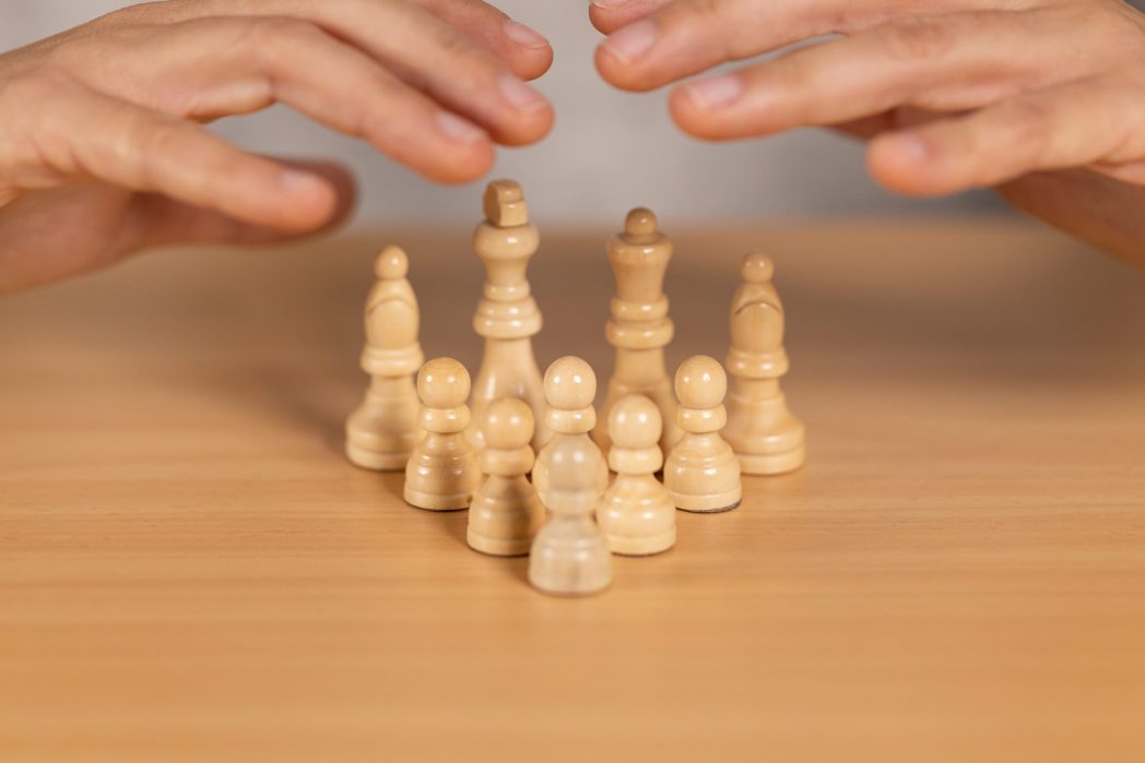 Hände über Schachfiguren
