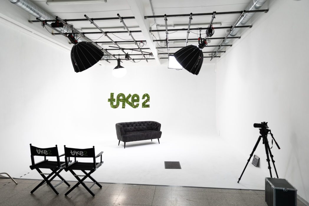 Filmstudio-Couch-in-Cyclorama-Kulisse