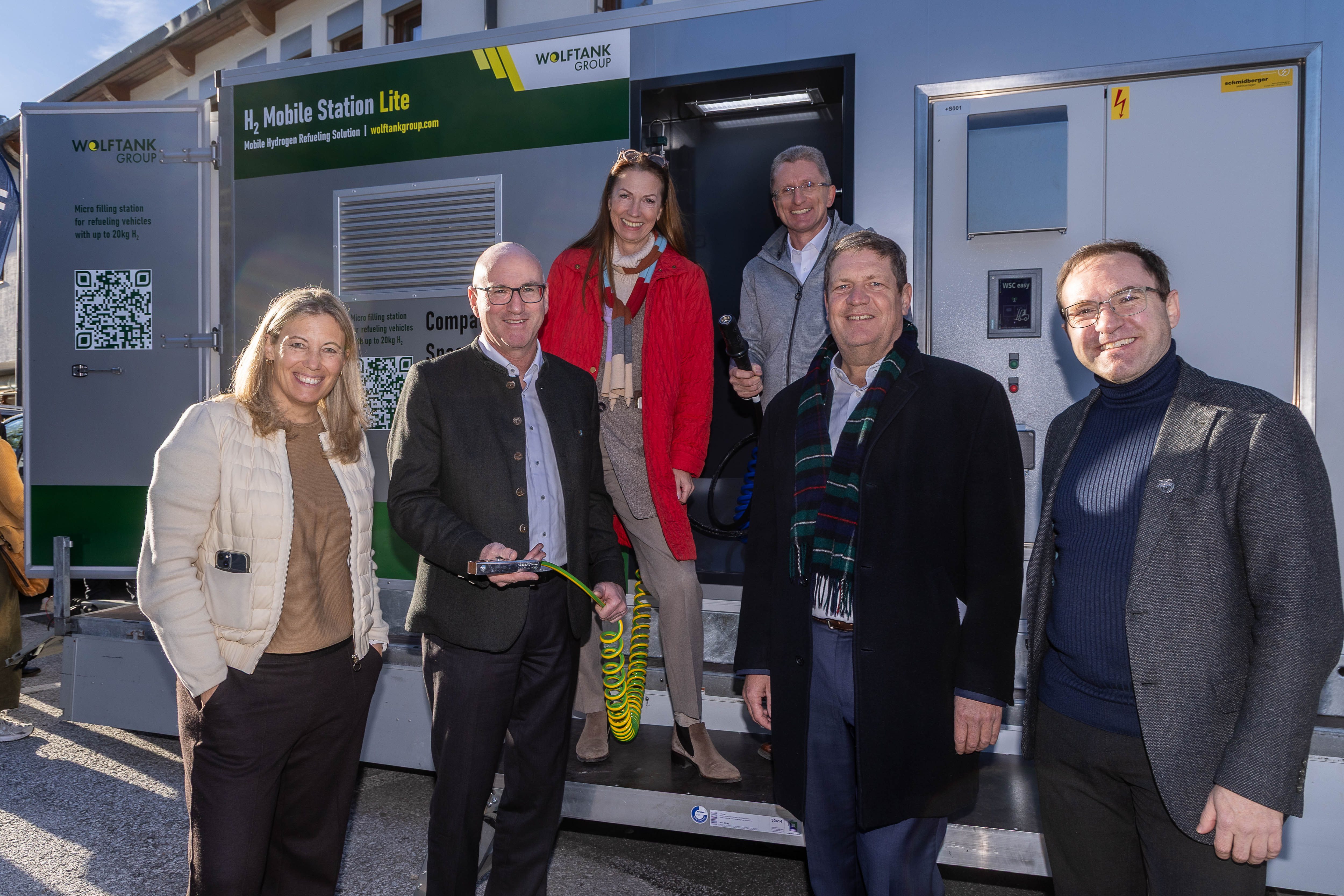 Gruppenfoto-Wasserstoff-Tankstelle_print