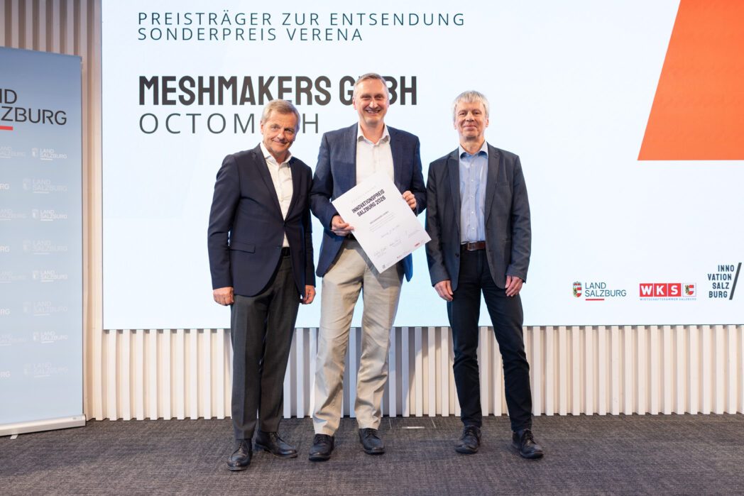 Drei Männer auf der Bühne des Innovationspreis Salzburg 2026. Meshmakers (Mitte mit Urkunde) wurden mit der Nominierung für den Sonderpreis VERENA ausgezeichnet.