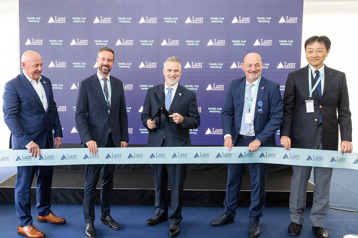 Gruppenfoto bei der Eröffnung von Lam Research Salzburg, 4 Männer halten ein Band, ein Mann hat eine große Schere in der Hand