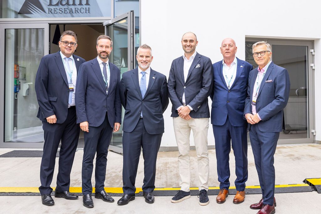 Gruppenfoto bei der Eröffnung von Lam Research Salzburg vor dem Gebäude