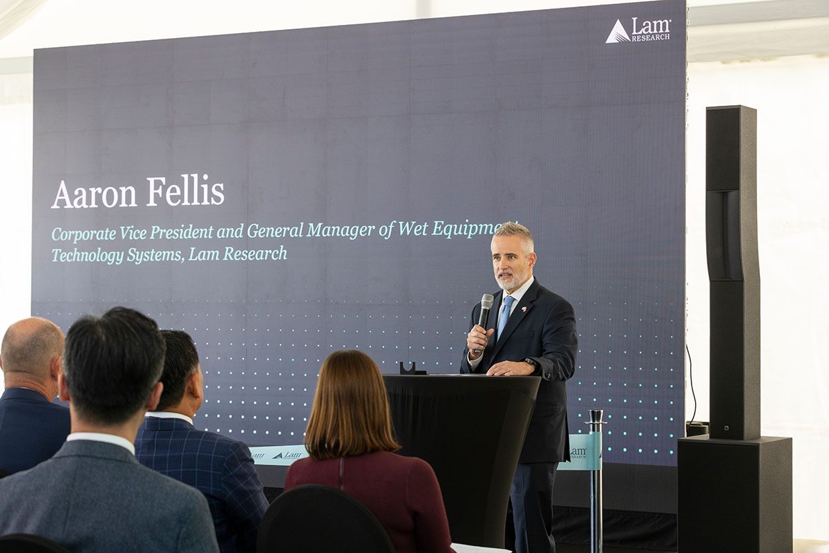 Aaron Fellis spricht bei der Eröffnung des neuen Standorts von Lam Research