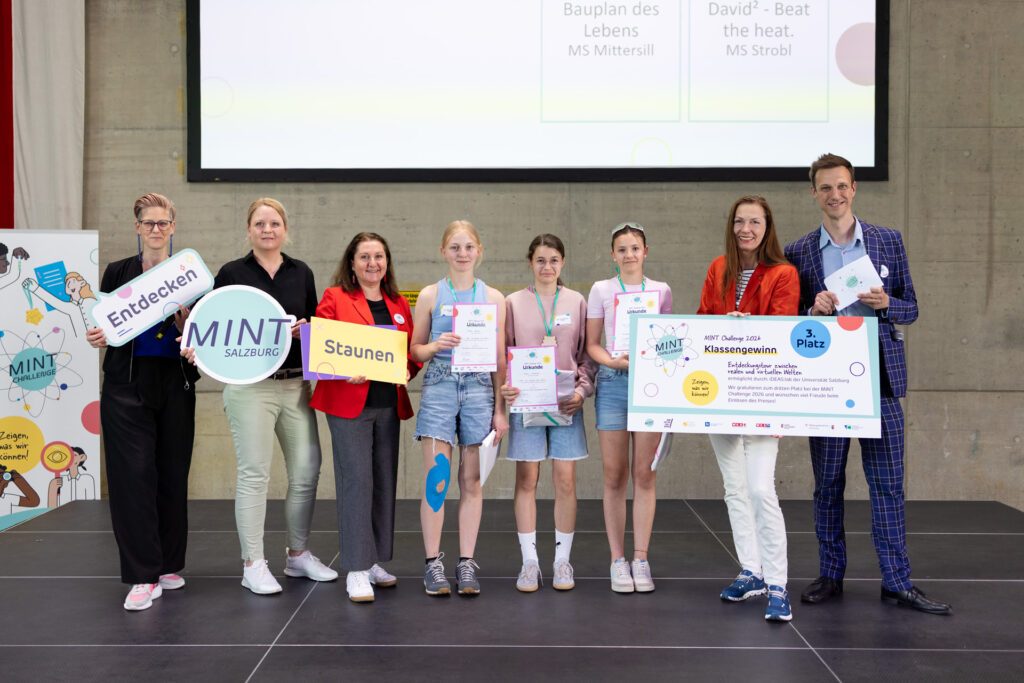 Schülerinnen des drittplatzierten Teams der MINT Challenge 2026 gemeinsam mit Vertreter:innen der Partnerorganisationen bei der Preisverleihung.