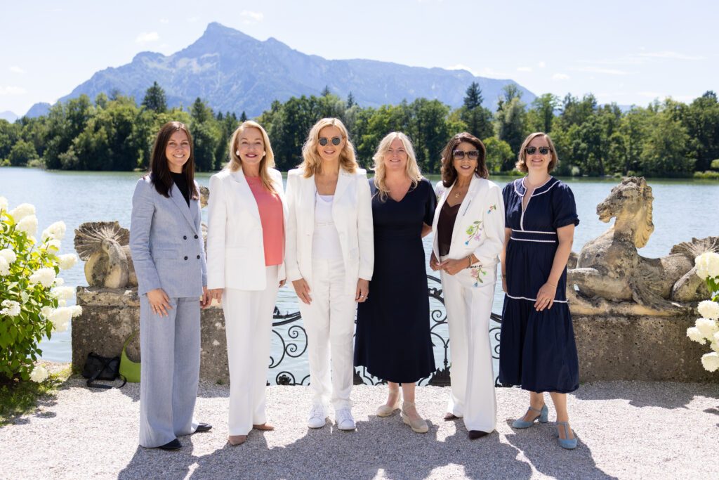 Gruppenfoto von sechs hochkarätigen Gästinnen, die beim Salzburg Media Summit 2026 gesprochen haben, vor dem Leopoldskroner Weiher mit Untersberg im Hintergrund.